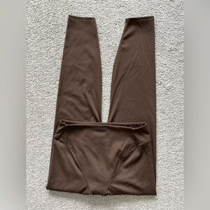 NWT Nike Skims V Panel Legging 26 inch inseam in Dark Sepia Size Medium